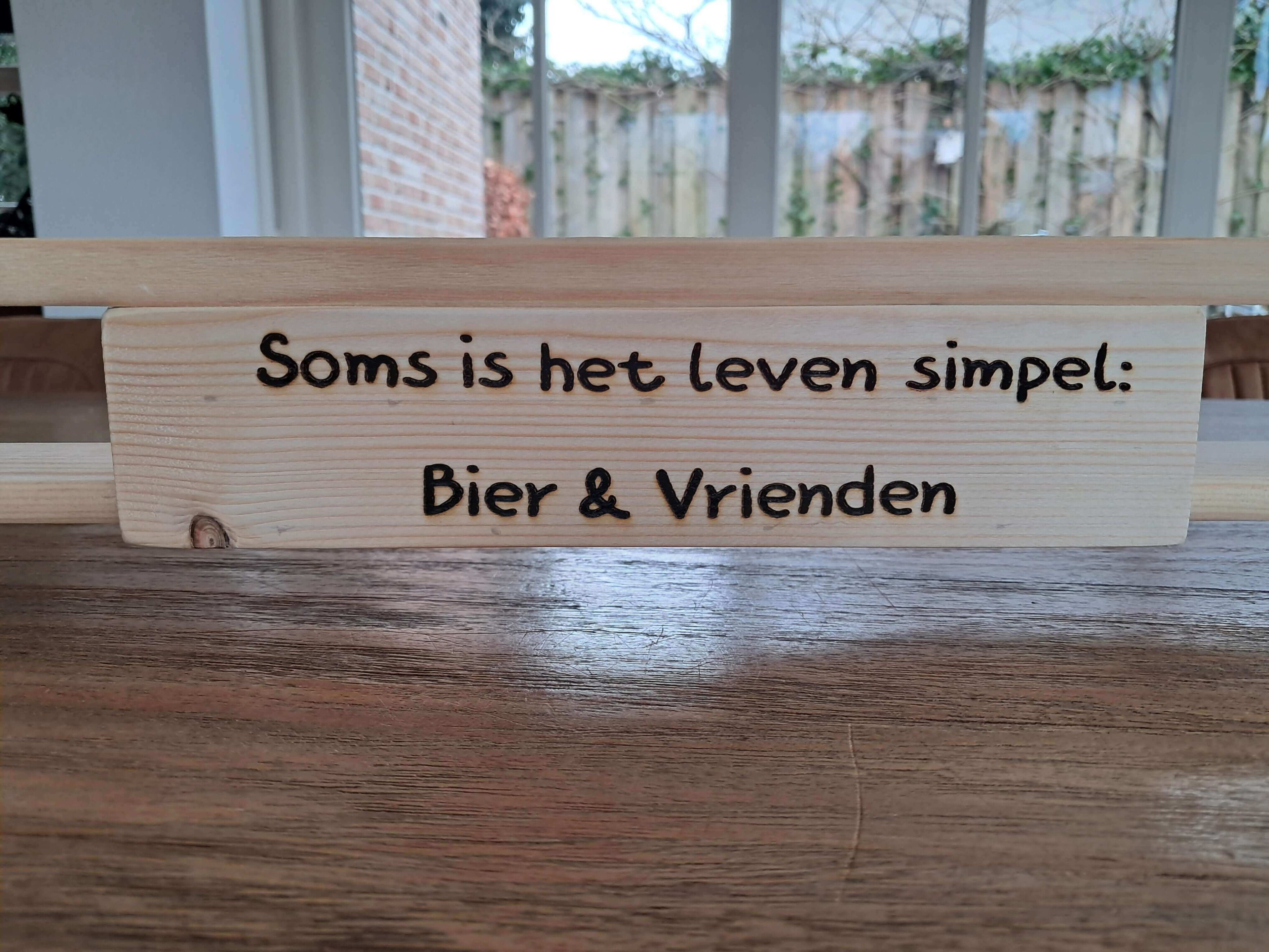 Meter bier, met persoonlijke tekst op een houten plank met inspirerende quote over bier en vrienden.
