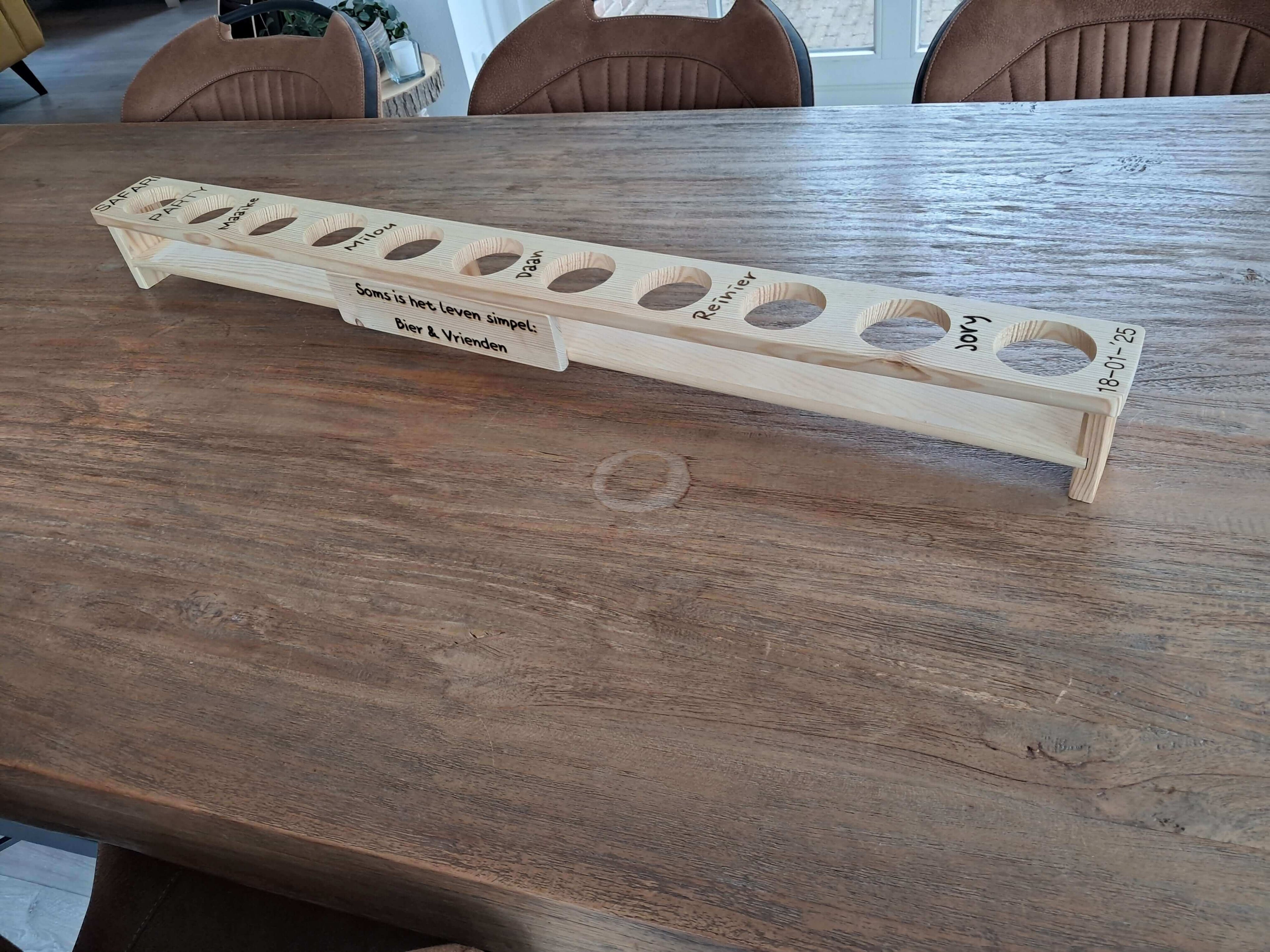 Meter bier, met persoonlijke tekst op een houten bierplank voor feestjes.