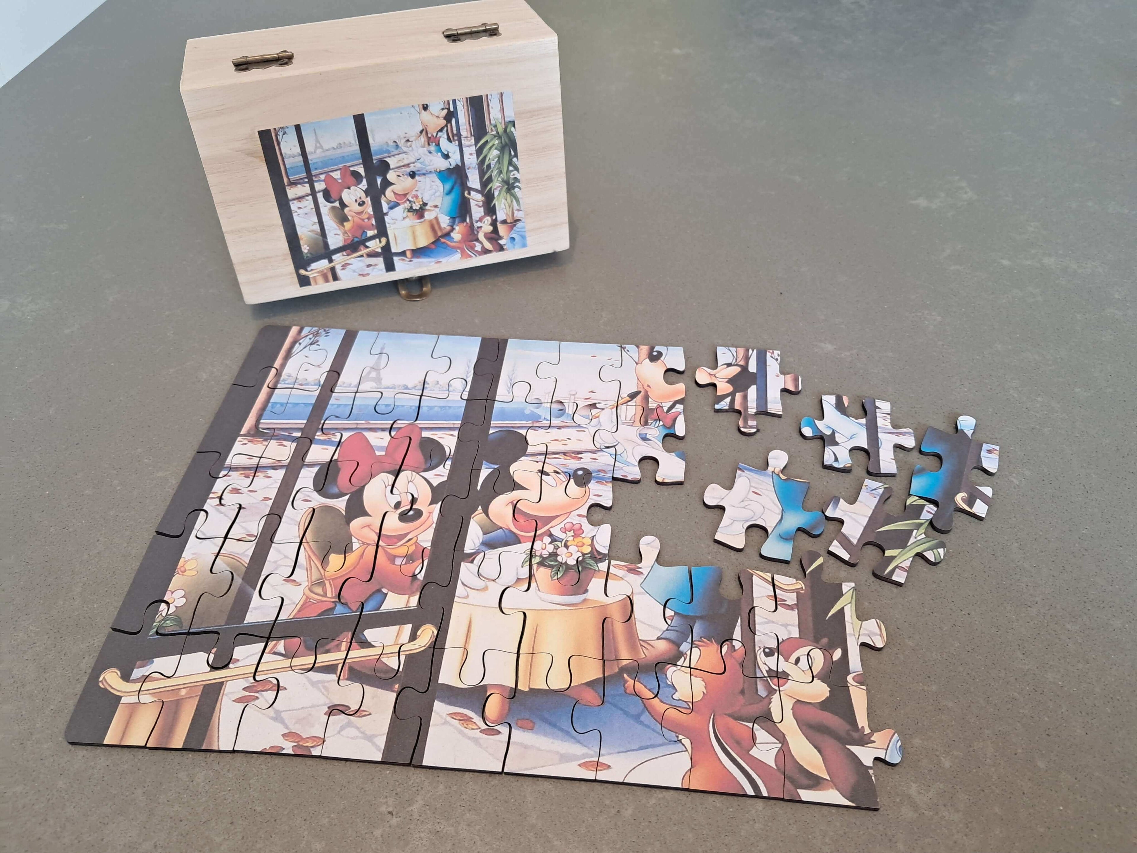 Kinderpuzzel Cadeaukistje met houten puzzelstukjes en afbeelding van Mickey en Minnie
