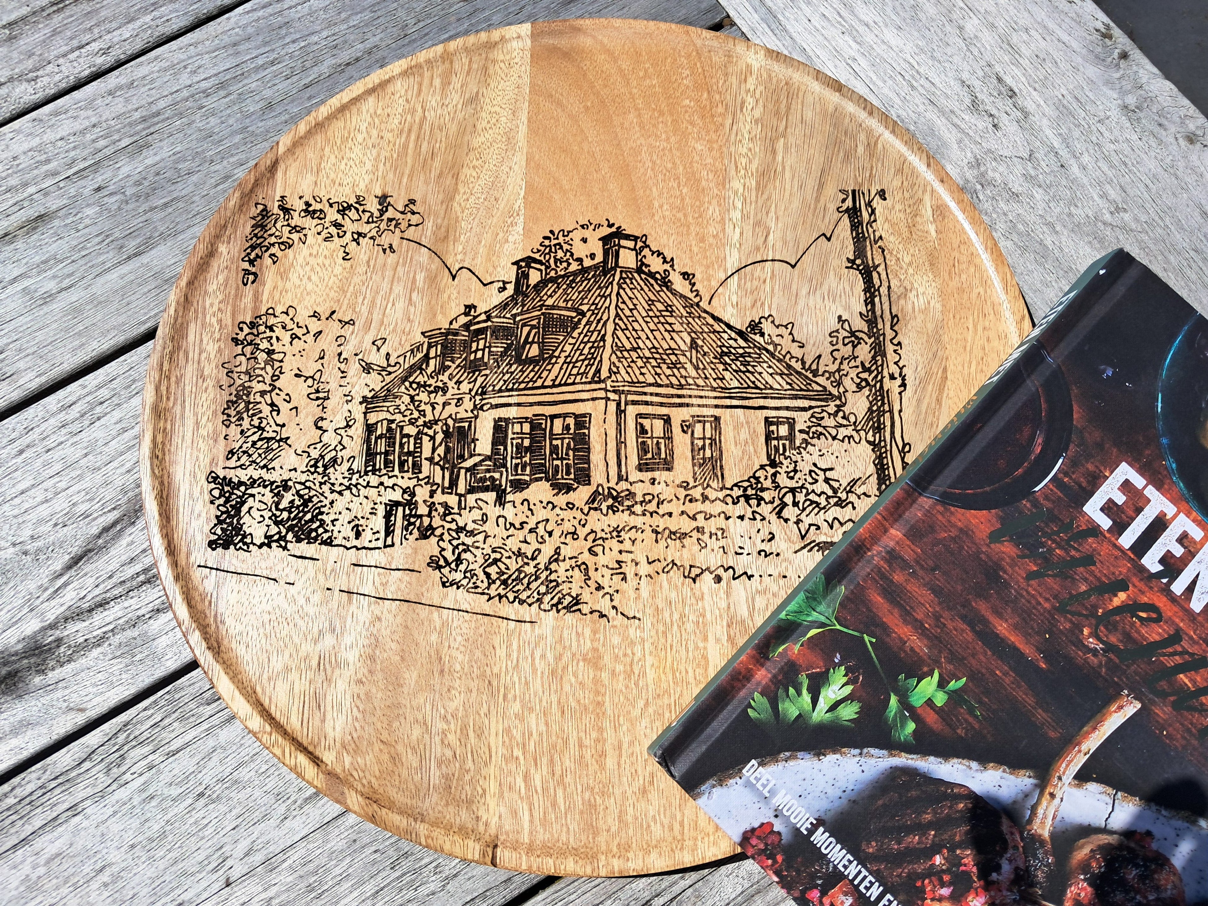 Ronde Houten Serveerplank, gegrafeerd met persoonlijke tekening