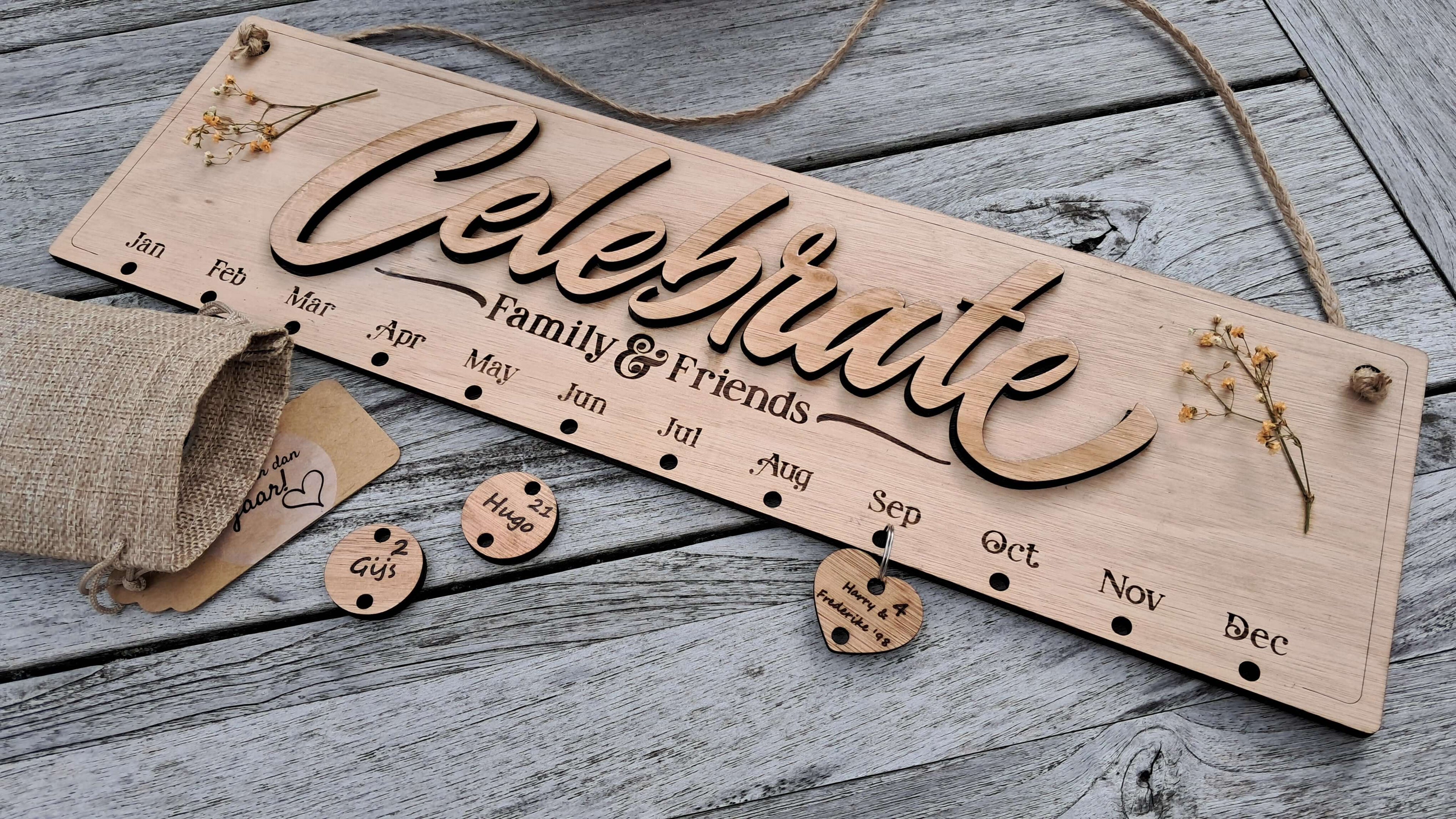 Verjaardagskalender van hout, gegraveerd met naamkaartjes voor familie en vrienden, decoratief en praktisch.