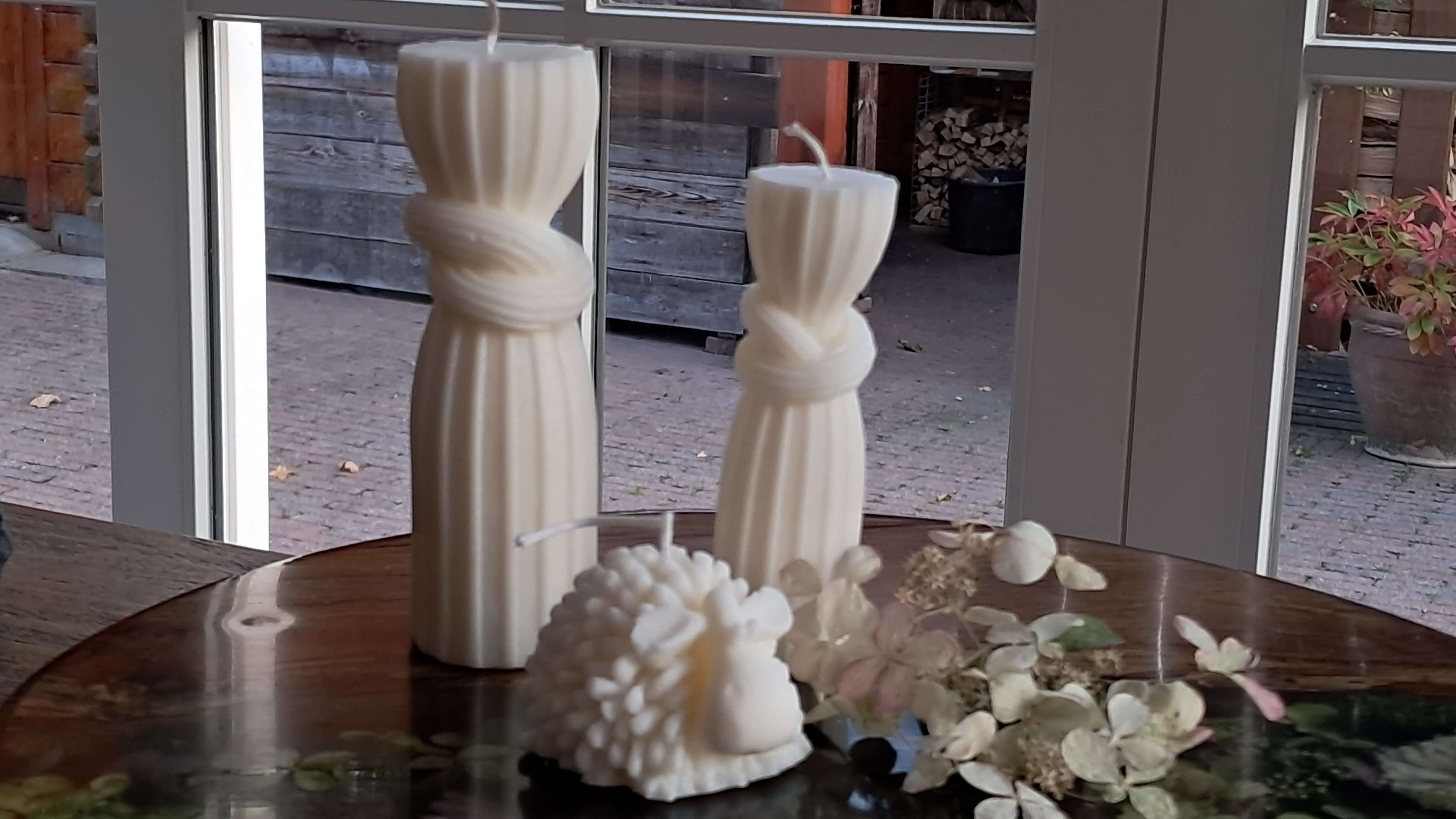 Elegante Kaarsen in roomkleur, een stijlvol stel met een caramelgeur voor extra sfeer.