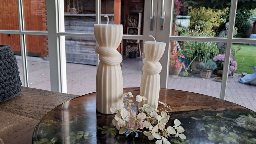 Elegante Kaarsen set van twee roomkleurige kaarsen met caramelgeur, perfect voor extra sfeer in huis.