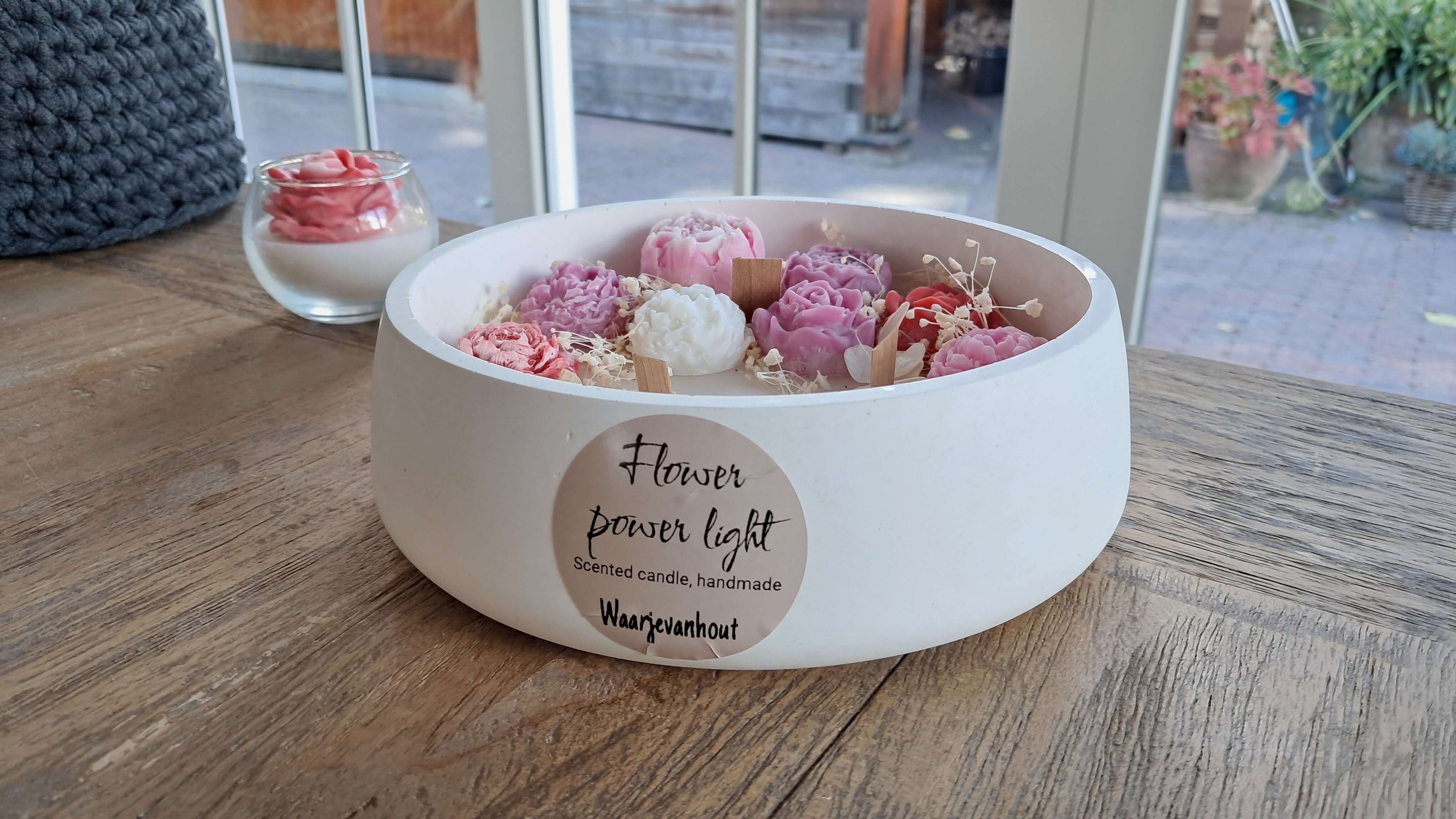 Flower Power Kaars in witte Jesmonite schaal met geurige bloemen, perfect voor sfeer en als cadeau.