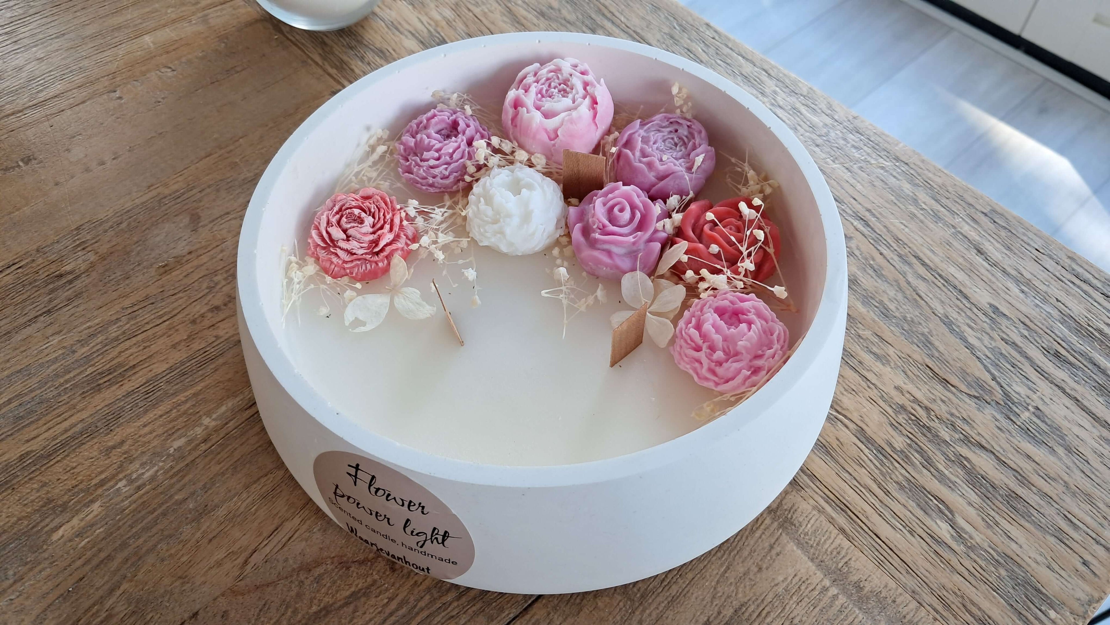 Flower Power Kaars in een frisse Jesmonite schaal met kleurrijke bloemen en geurige details.