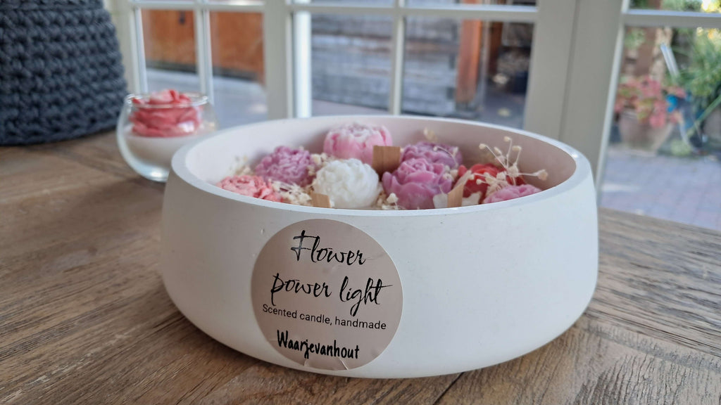 Flower Power Kaars in een frisse Jesmonite schaal met geurige bloemen en een aanpasbaar label.