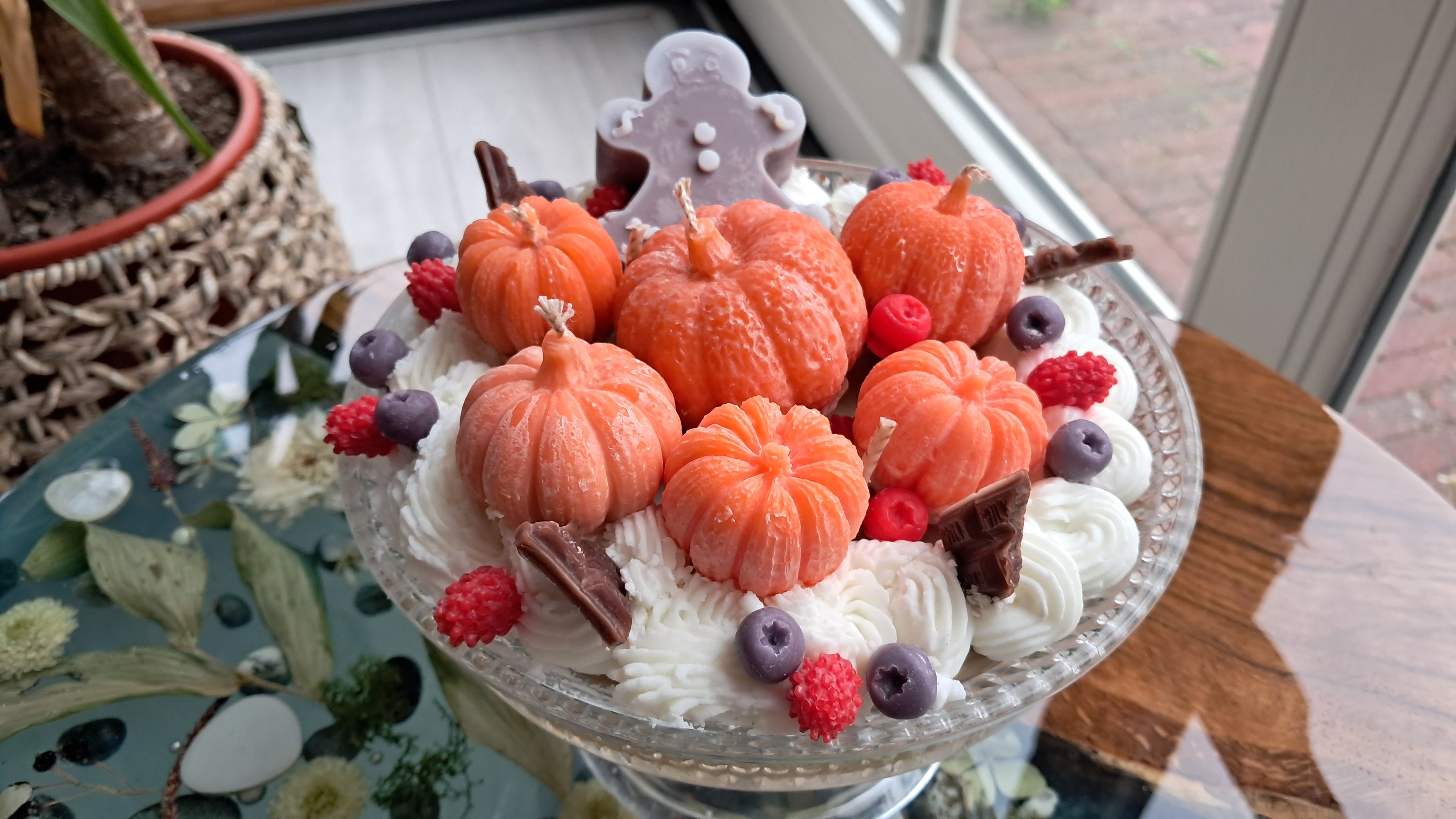 Geurtaart Kaars - Luxe kaarsentaart met pompoentjes, fruit en slagroom in elegant glazen plateau.