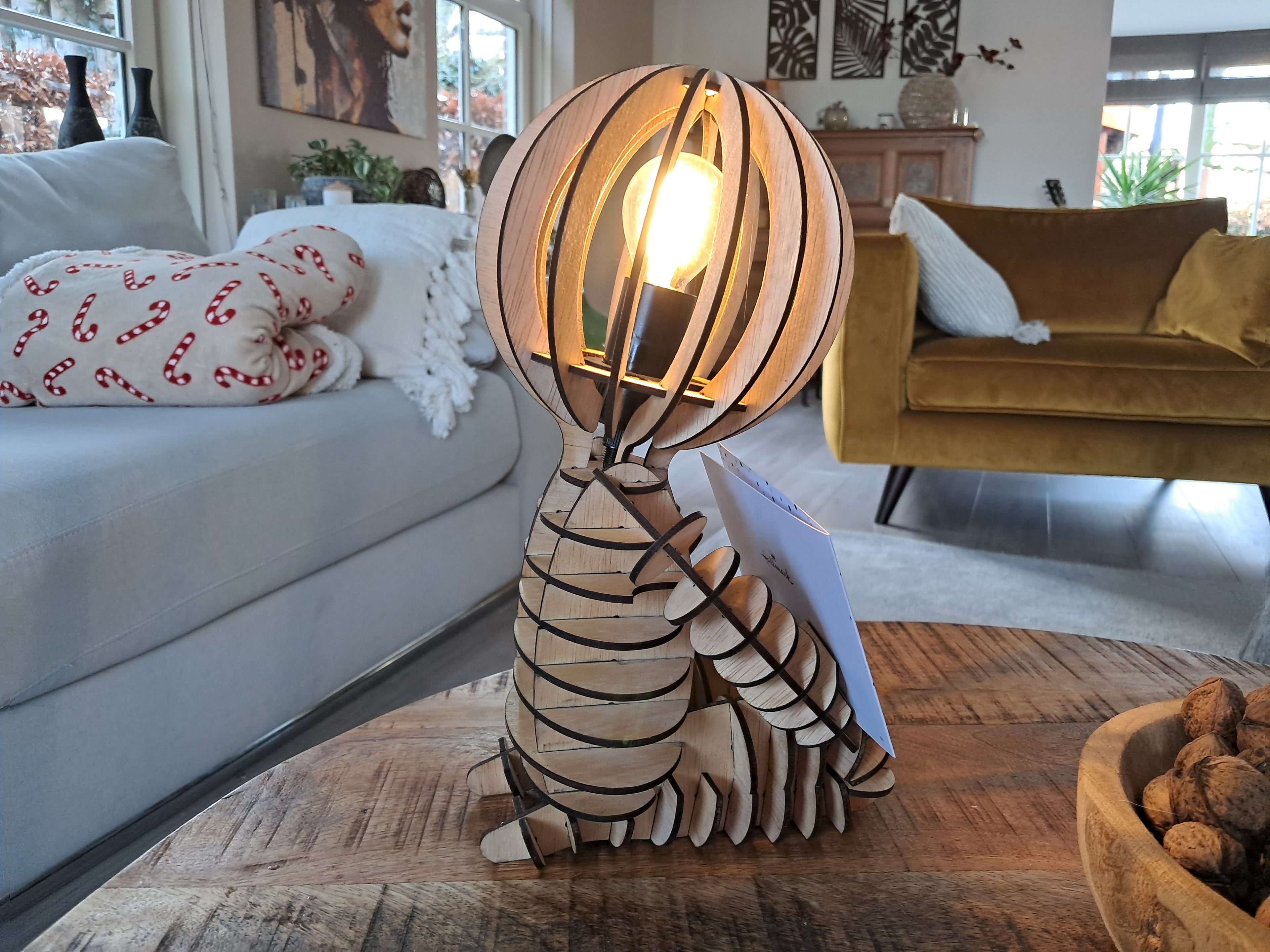 Tafellamp zittende figuur telefoonhouder