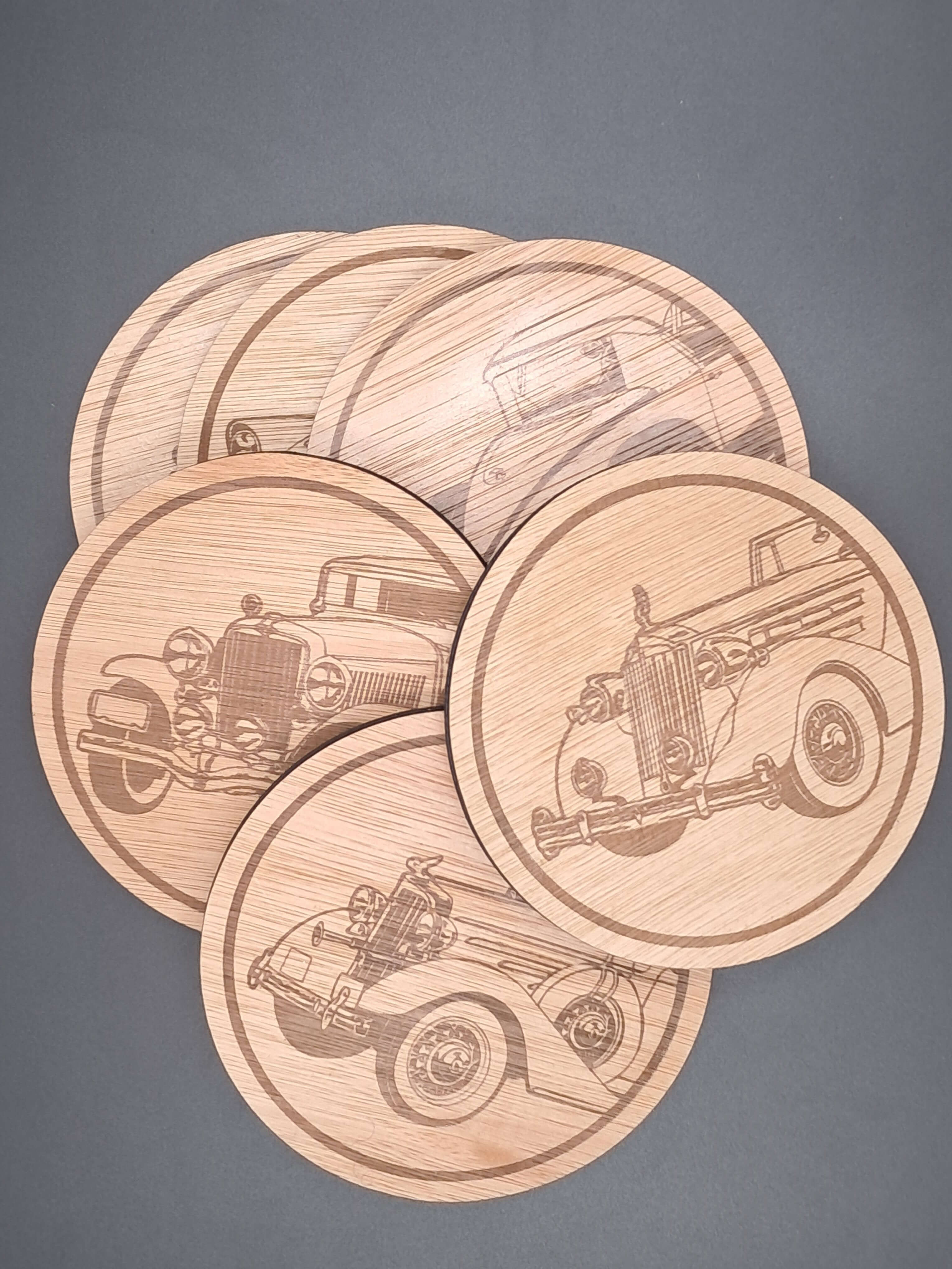 Klassieke Auto Onderzetter Set met gegraveerde afbeeldingen van klassieke auto's, perfect voor retro inrichting.