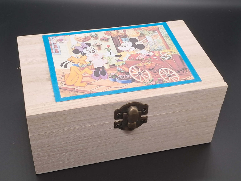 Kinderpuzzel Cadeaukistje met houten doos en afbeelding van Mickey Mouse en Pluto.