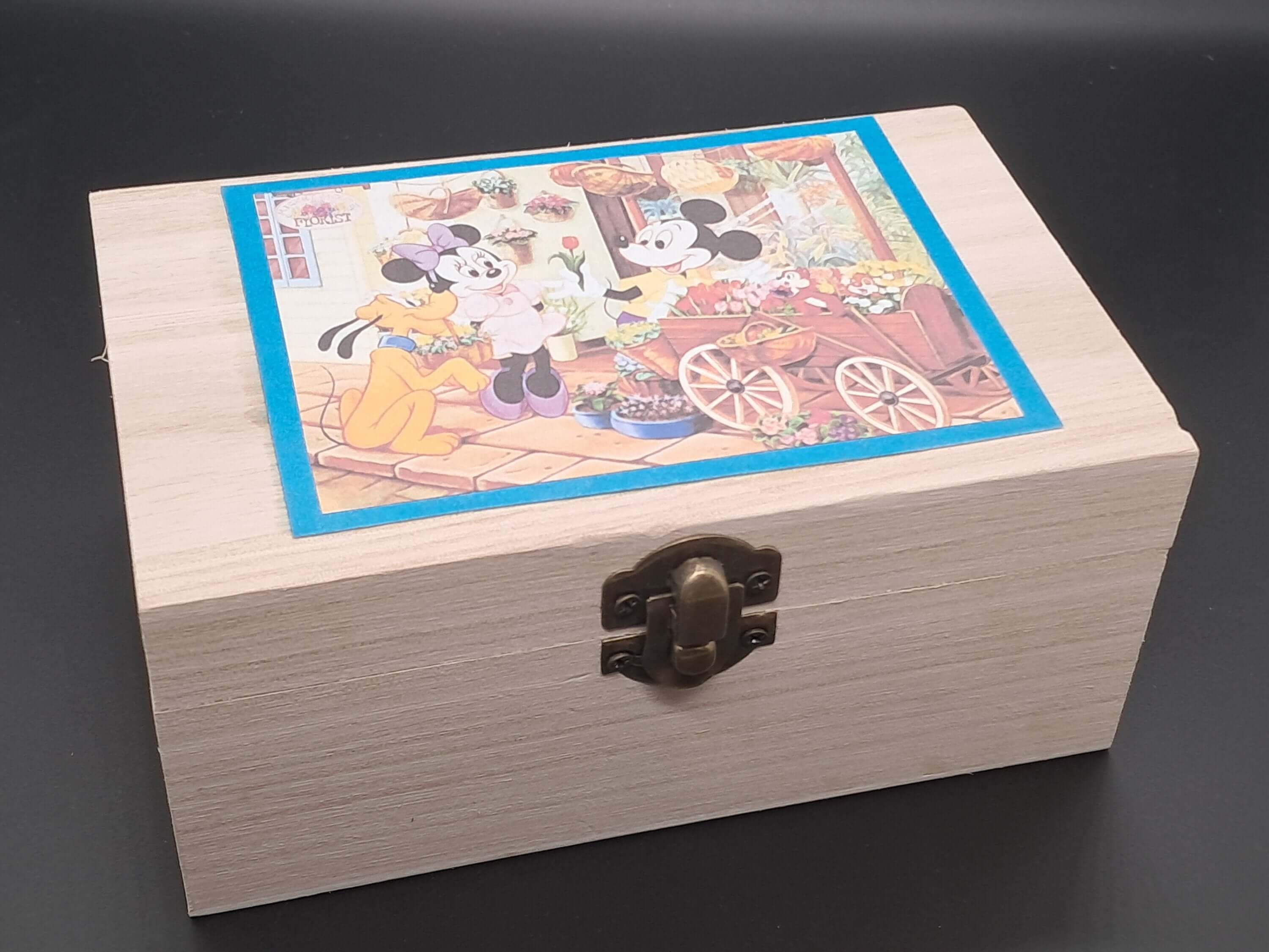 Kinderpuzzel Cadeaukistje met houten doos en afbeelding van Mickey Mouse en Pluto.