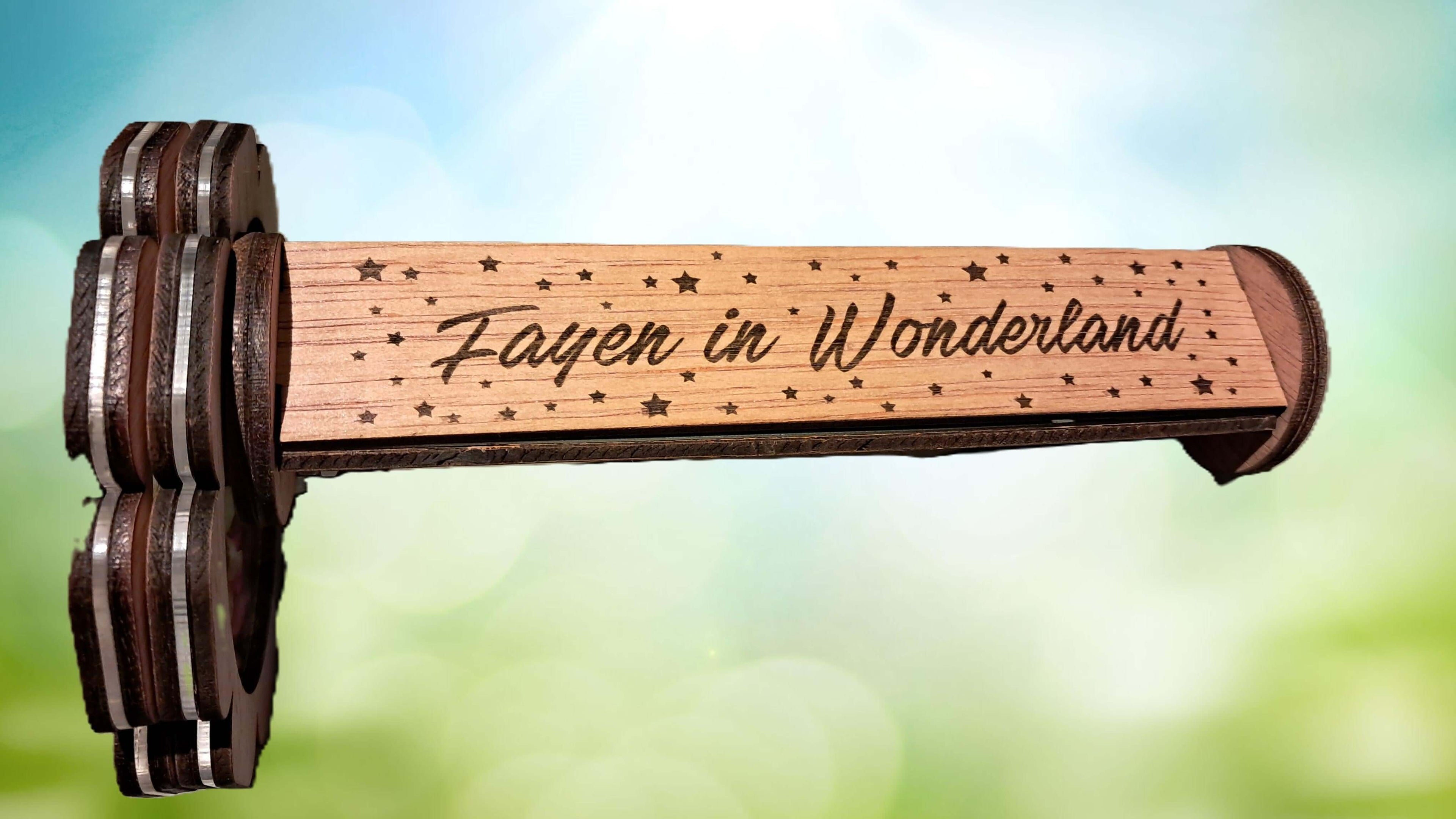 Houten kaleidoscoop met inscriptie 'Fayen in Wonderland', perfect voor vrolijke verrassingen.
