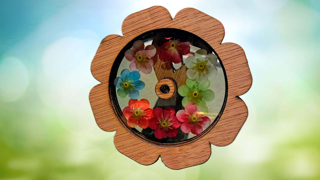 Verrassende houten kaleidoscoop gevuld met kleurrijke bloemen, eenvoudig te openen en sluiten.